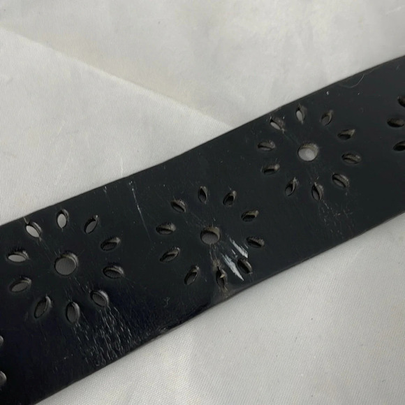 VINTAGE Black Bonded Leather Floral Eyelet Cutout Wide Belt Brass Buckle Size L - Picture 7 of 10